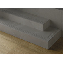 Escalier à deux marches avec revêtement carrelé et bandes antidérapantes intégrées