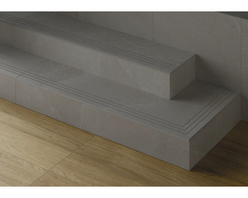 Zweistufige Treppe mit Fliesenbelag und integrierten Antirutschstreifen