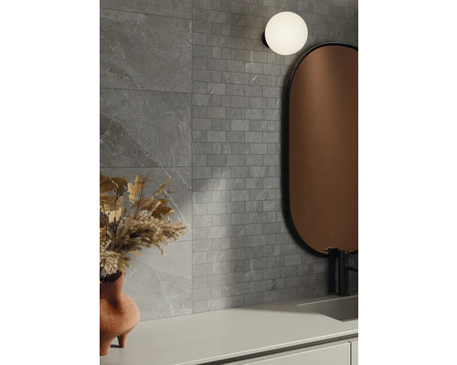 Mosaïque en grès cérame fin MIRAVA NARVIK silver lxLxe 30x30x0.85 cm Aménagement de salle de bains moderne avec carrelage gris aspect pierre et mosaïque