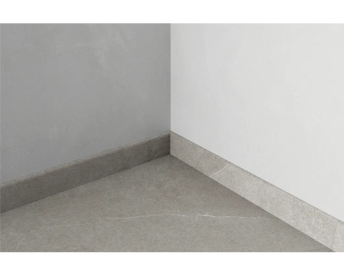 Coin d''une pièce avec des plinthes