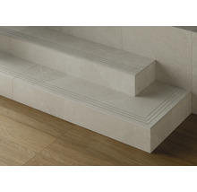 Treppe mit Fliesenbelag und Stufenprofilen