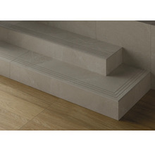 Escalier carrelé avec bandes antidérapantes