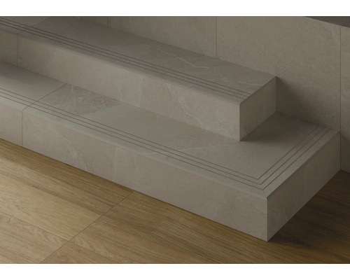 Escalier carrelé avec bandes antidérapantes