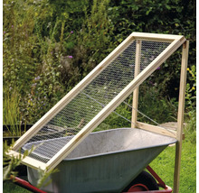 Gartensieb aus Holz mit Metallgitter über einer Schubkarre