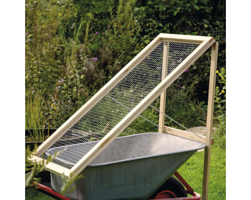 Gartensieb aus Holz mit Metallgitter über einer Schubkarre