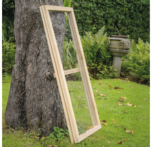 Holzrahmen mit Drahtgeflecht für den Garten, an einen Baum gelehnt