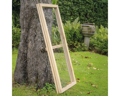 Holzrahmen mit Drahtgeflecht für den Garten, an einen Baum gelehnt