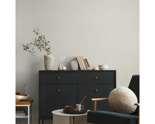 Wohnzimmer mit Kommode, Sessel und dekorativen Elementen für ein stilvolles Interieur