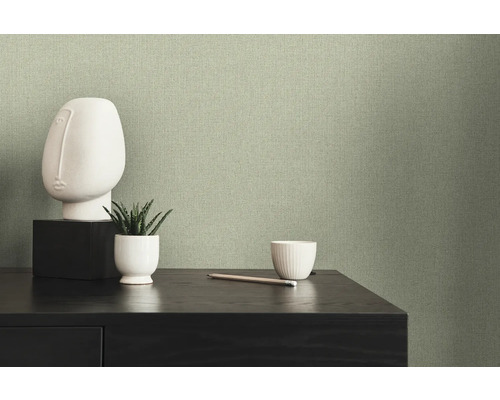 Detailaufnahme einer grünen Textiltapete im Wohnzimmer