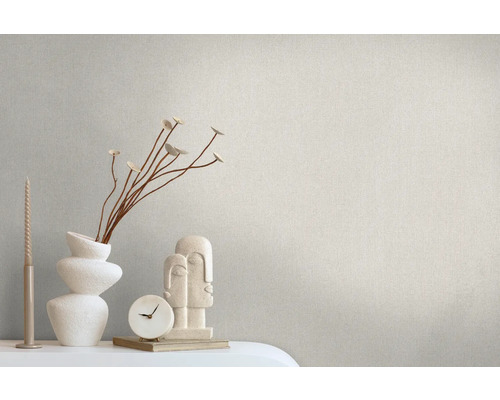 Papier peint intissé clair dans un salon avec décoration