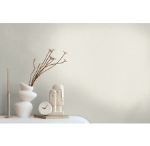 Dekorative Szene mit Vase, Dekoration, Uhr und Kerze vor einer Wand