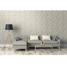 Salon avec canapé gris, lampadaire et papier peint à motifs