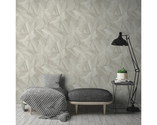 Salon avec papier peint géométrique, banquette, lampadaire et table d''appoint