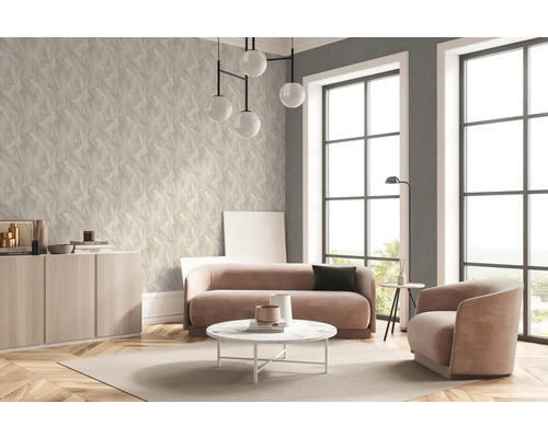 Salon moderne avec canapé, fauteuil, table basse et papier peint à structure 3D