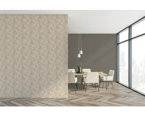 Salle à manger lumineuse avec table à manger, chaises, suspensions et papier peint à motifs