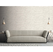 Wohnzimmer mit Sofa und Wandtapete in Steinoptik