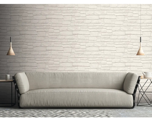 Wohnzimmer mit Sofa und Wandtapete in Steinoptik