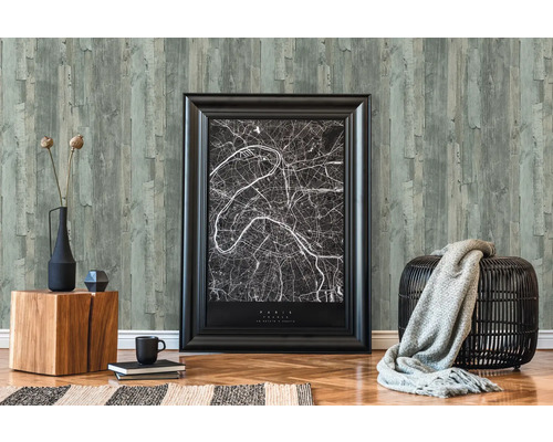 Intérieur décoratif avec papier peint à lambris en bois, carte encadrée, tabouret et accessoires pour la maison