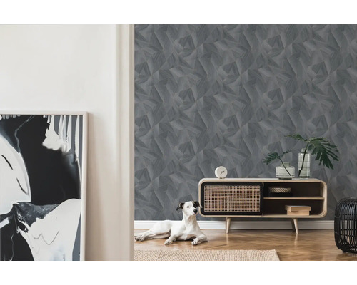 Salon avec papier peint à motifs, buffet et chien
