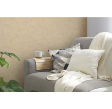 Graues Sofa mit Kissen, Decke, Armlehnentablett und Tasse in einem Wohnraum.