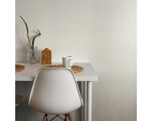 Papier peint à motifs clairs derrière une table à manger