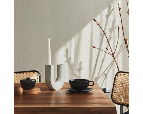 Décoration de table avec bougeoir, tasse et branches sur une table en bois