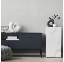 Scène de salon avec commode, objets de décoration et tabouret