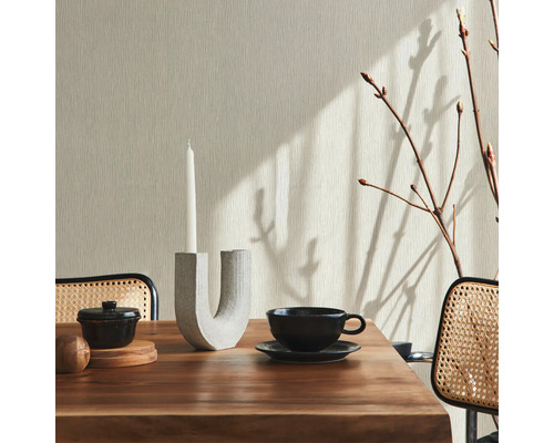 Salle à manger avec table en bois, vaisselle, bougeoir, bougie et papier peint textile