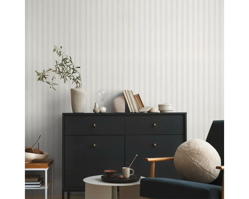 Salon avec mur en lambris, commode et fauteuil