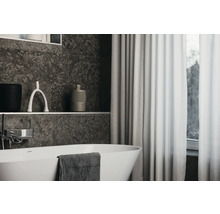 Badezimmeransicht mit Badewanne, Vorhang und dekorativen Accessoires