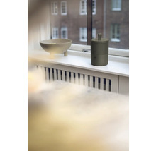 Dekoschale und Lautsprecher auf einer Fensterbank