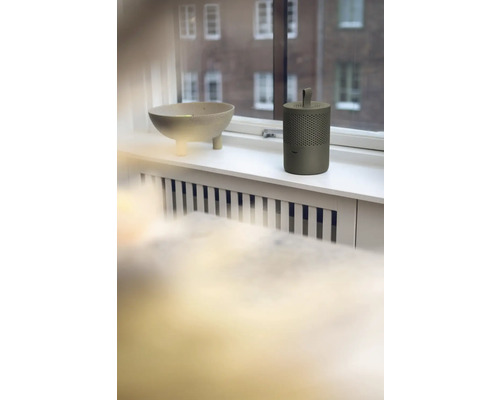 Dekoschale und Lautsprecher auf einer Fensterbank