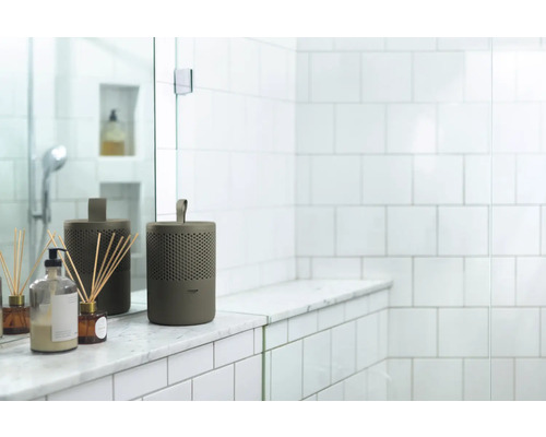Badezimmer mit Kosmetikprodukten und einem Lufterfrischer