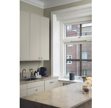 Scène de cuisine avec évier, plan de travail, armoires et fenêtre pour une ambiance lumineuse et organisée.