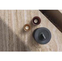 Vue de dessus de deux bougies chauffe-plat et un bouchon de vidange