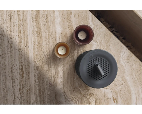 Vue de dessus de deux bougies chauffe-plat et un bouchon de vidange