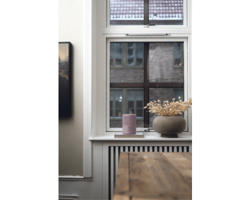 Innenraumansicht mit Fenster, Dekoration und Lautsprecher
