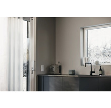 Moderne Küche mit Fenster, Spüle, Armatur, Dekoration und Küchengeräten