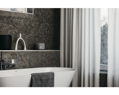 Modernes Badezimmer mit Badewanne, grauen Fliesen und Vorhängen