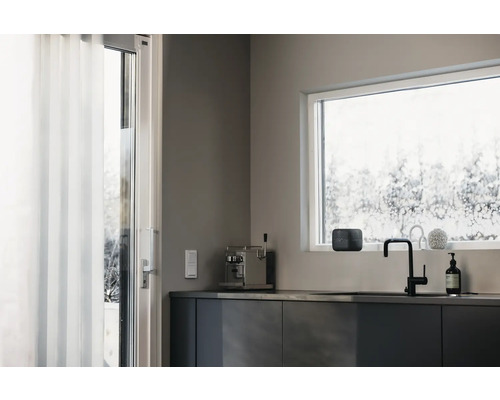 Moderne Küche mit Fenster, Spüle, Armatur und Dekoration