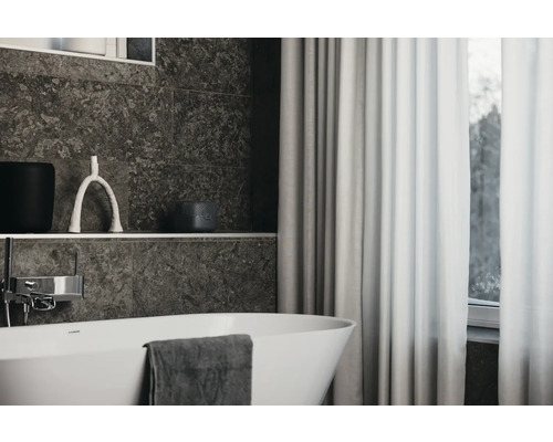 Badezimmer mit Badewanne, Armatur, Dekoration und Vorhang