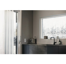Moderne Küche mit Spüle, Armatur, Fenster und Vorhängen für ein helles Ambiente