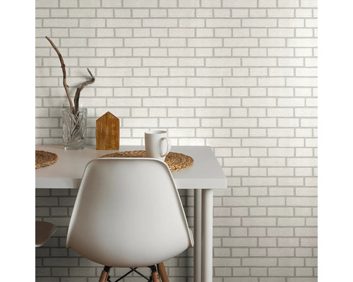 Espace de vie avec papier peint motif briques, table et chaise