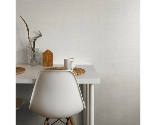 Szene mit Tisch, Stuhl, Tasse, Vase mit Ästen und Tapete