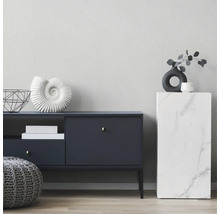 Wohnzimmer mit Kommode, Marmorsockel und dekorativen Elementen für ein stilvolles Interieur