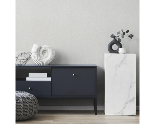 Salon avec commode, socle en marbre et éléments décoratifs pour un intérieur élégant