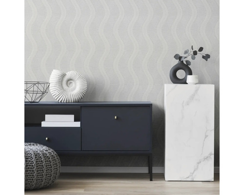 Salon décoratif avec commode, colonne en marbre et papier peint à motifs