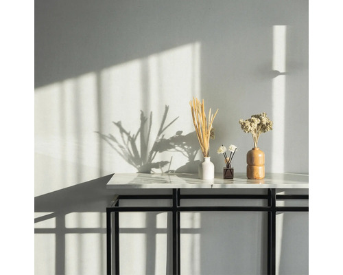 Dekorative Vasen und Duftspender auf einem Tisch