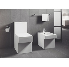 Salle de bains moderne avec toilettes et bidet devant un mur carrelé