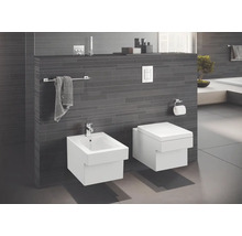 Salle de bains moderne avec bidet et WC suspendu devant un mur carrelé